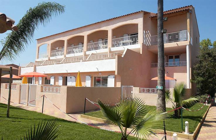 Gîte pour 6 personnes, avec vue ainsi que piscine et jardin à La Londe-les-Maures - 3