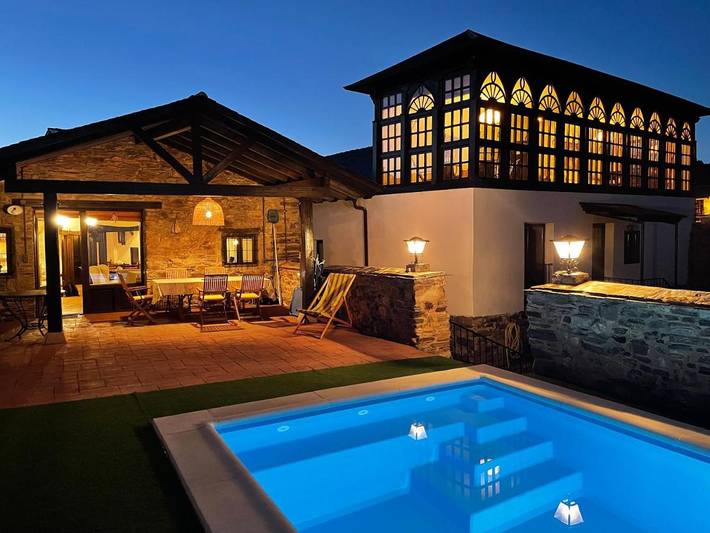 Casa rural para 13 personas, con Terraza además de Piscina y Vistas en Ponferrada