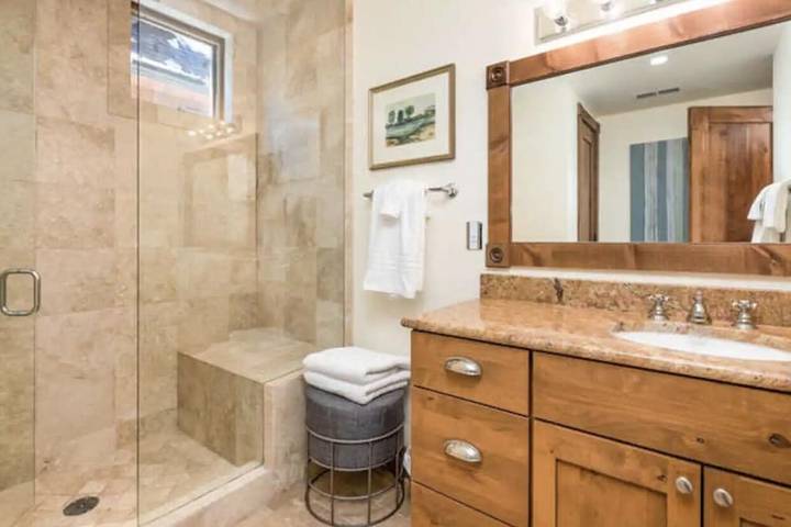 Vacation rental for 6 people, with pool and hot tub as well as balcony in Aspen