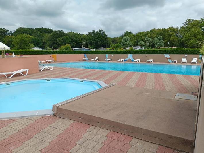 Camping pour 4 personnes, avec piscine ainsi que jardin et terrasse