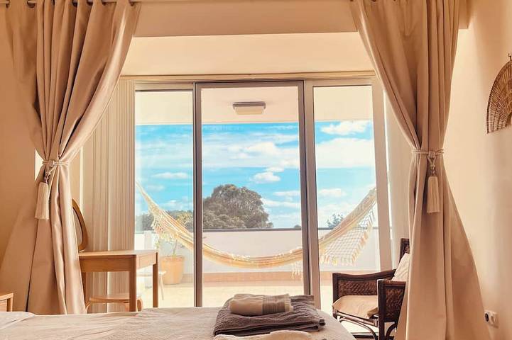 Gîte pour 5 personnes, avec Balcon ainsi que Jacuzzi et Piscine dans Água de Alto