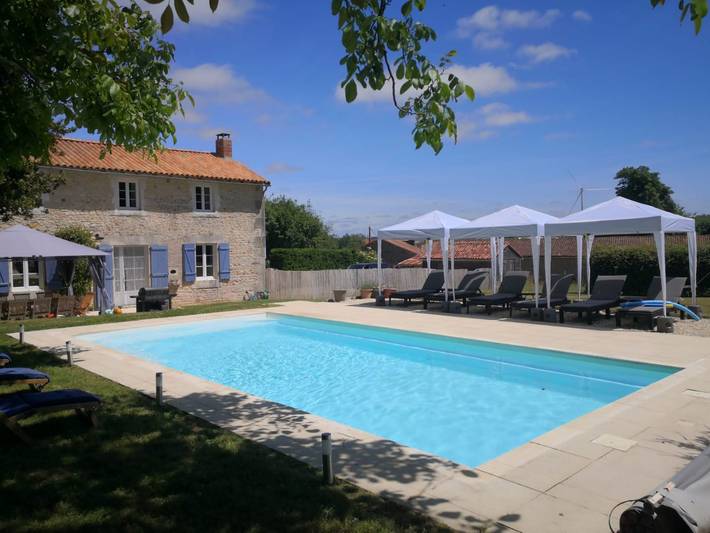 Gîte pour 10 personnes, avec terrasse ainsi que jardin et piscine - 1
