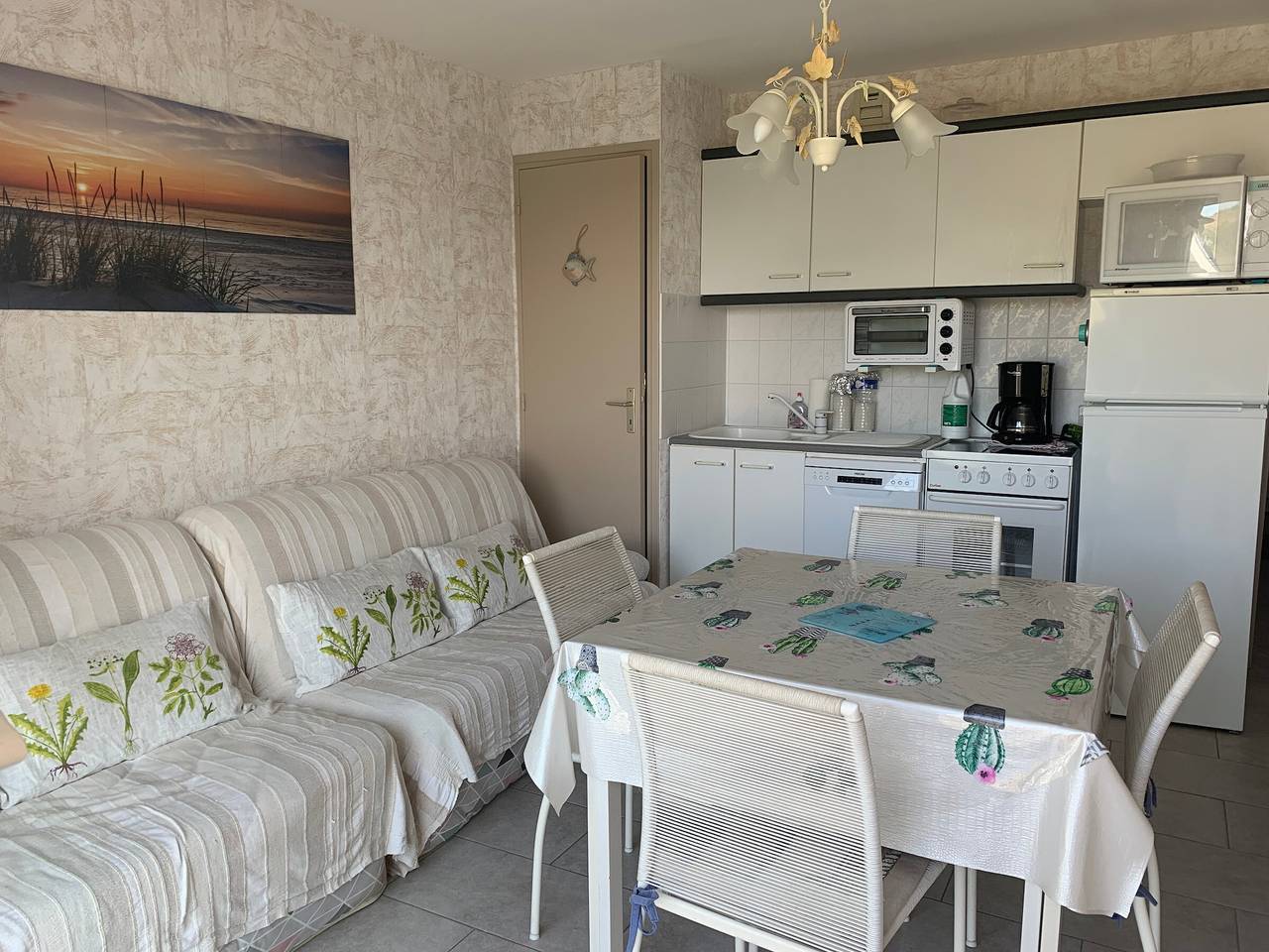 Entire apartment, Cozy 1Br Apt 400m from Beach with Balcony, Parking & Scenic Views in Fort-Mahon-Plage, Abbeville region