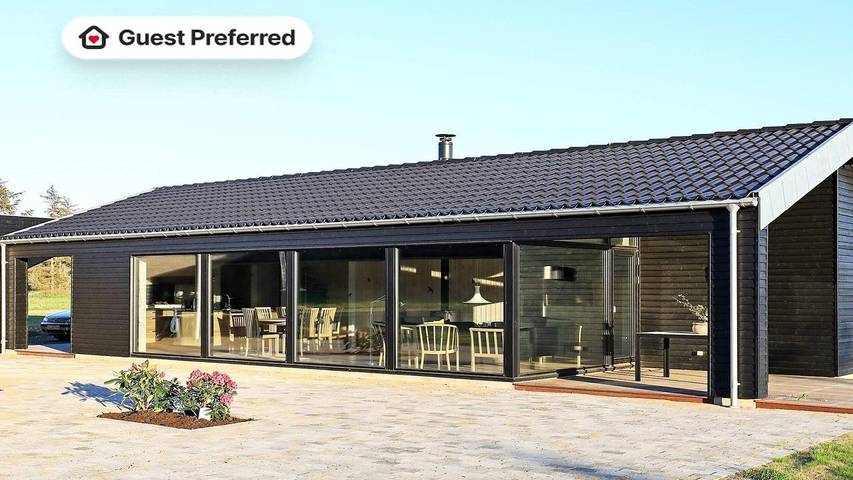 Ferieudlejning for 8 personer, med terrasse, husdyr tilladt i Skallerup Klit