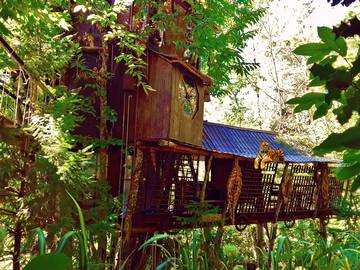 Cabane dans les arbres pour 6 personnes, avec terrasse ainsi que piscine et sauna dans Occitanie