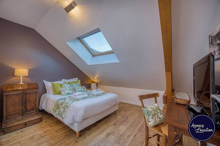 Welcome to this warm and functional home, perfect for a family getaway or a stay with friends just steps from Lake Annecy. in Talloires-Montmin, Annecy und Umgebung