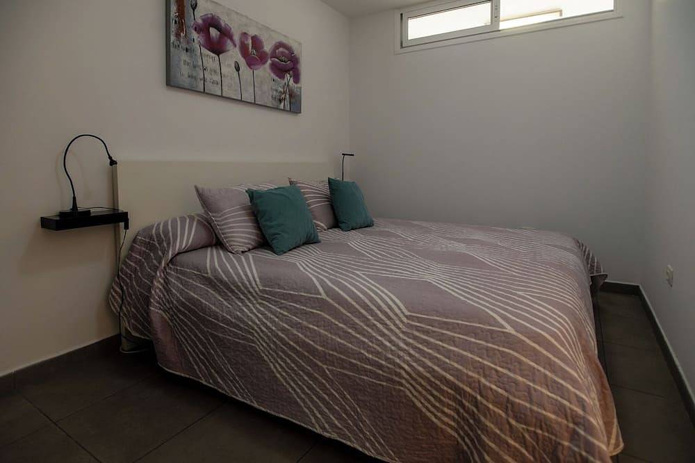 Entire apartment, Los Cristianos town centre, ocean facing penthouse, amazing views of harbour. in Los Cristianos, Arona