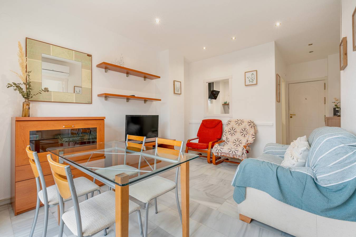 Apartamento entero, Apartamento 'Luminoso Y Acogedor' con vistas a la montaña, Wi-Fi y aire acondicionado in Entorno de Sierra Nevada, Cenes de la Vega