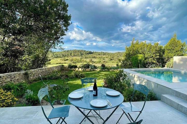 Location de vacances pour 5 personnes, avec piscine et jardin à La Caunette