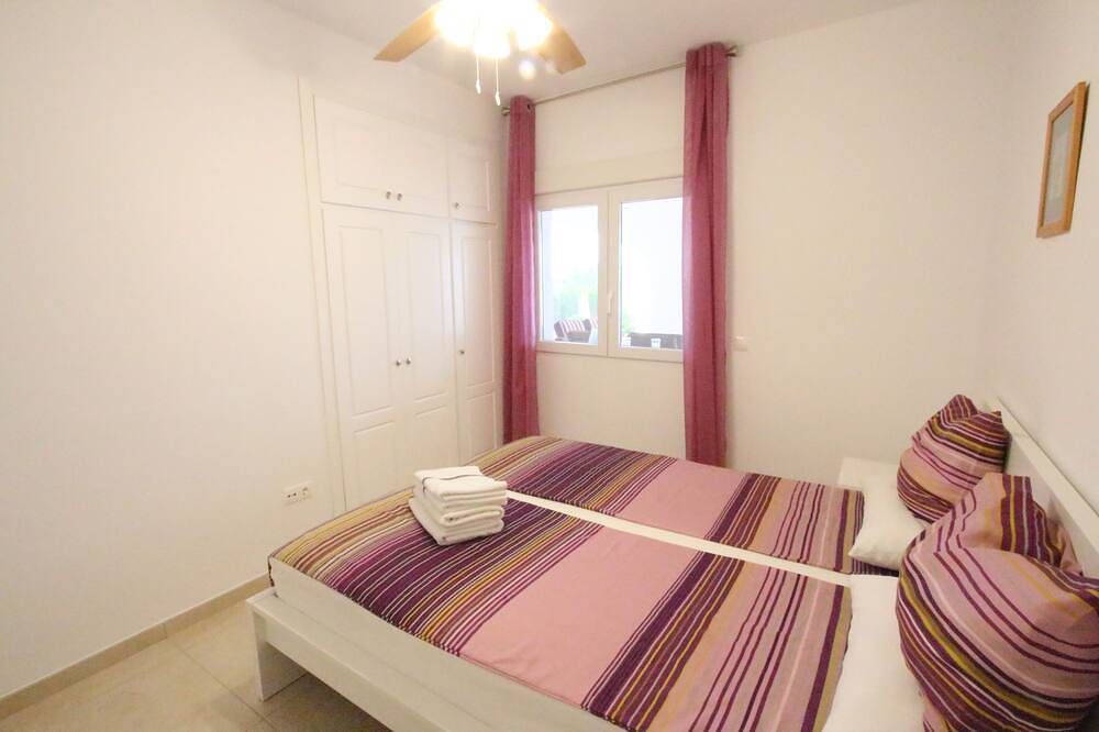 Villa with a large private swimming pool and panoramic coast views! in Mutxamel, Alicante Province