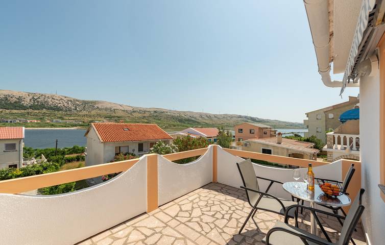 Ganze Ferienwohnung, Apartment mit Meerblick, Terrasse, Küche und WLAN – 900 m vom Strand Gradska Plaža entfernt in Pag Stadt, Pag