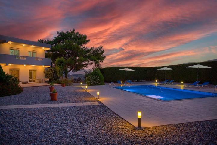 Ferienwohnung für 5 Personen, mit Ausblick und Pool sowie Garten