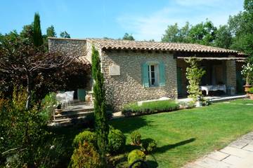 Gîte pour 6 personnes, avec jacuzzi et terrasse ainsi que jardin et piscine, adapté aux familles à Lacoste