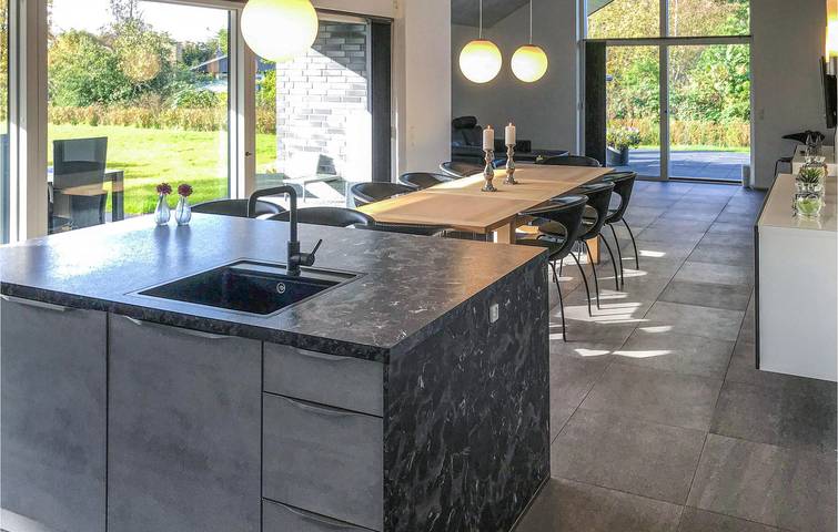 Ferienhaus für 9 Personen mit Whirlpool in Grenå Strand, Grenaa