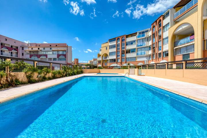 Appartement de vacances pour 6 personnes, avec bassin pour enfant et jardin