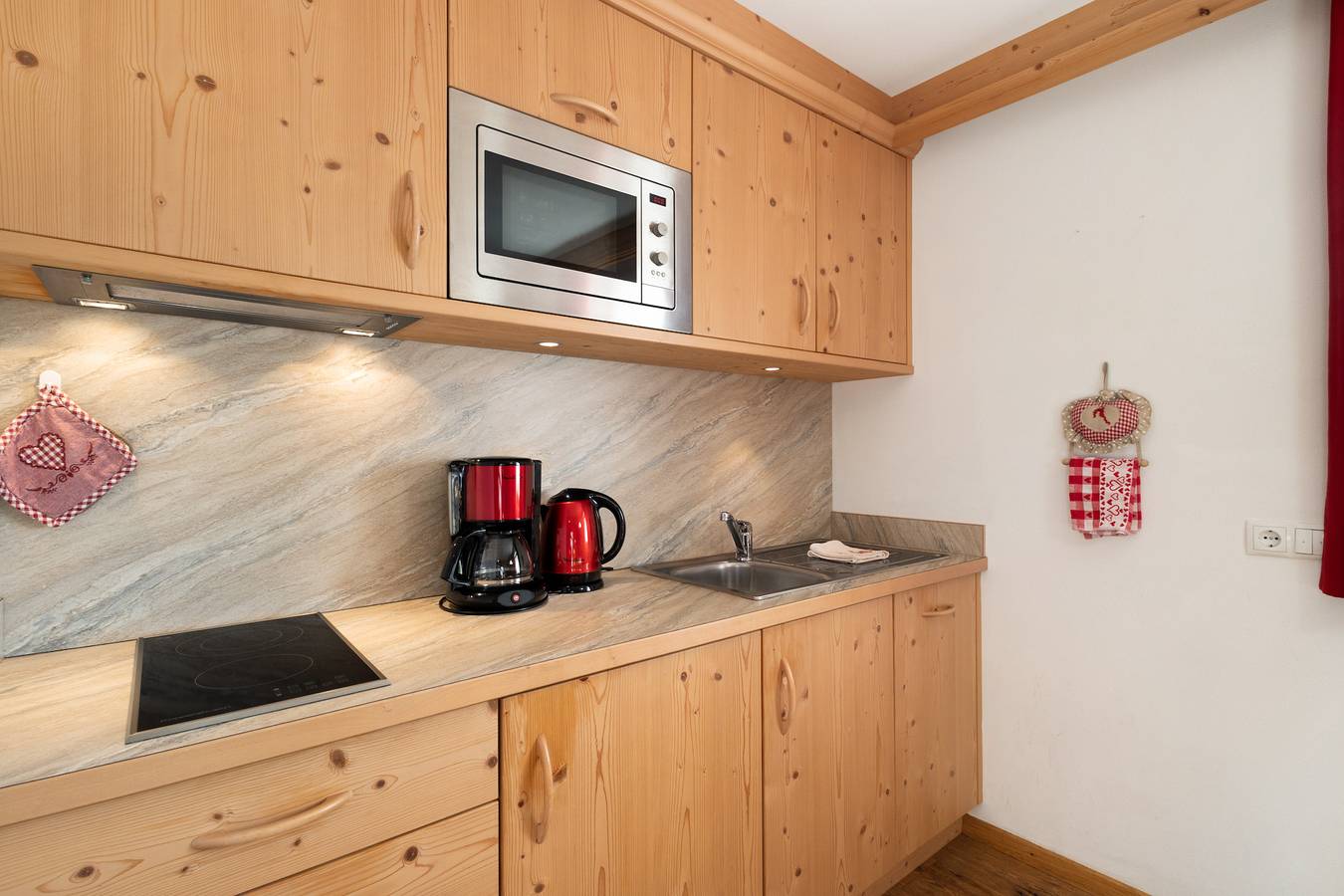 Ganzes Studio, Einzimmerapartment 'Apartment Plaies' mit Bergblick, Gemeinschaftsgarten und Wlan in Wengen (Italien), Dolomiti Superski