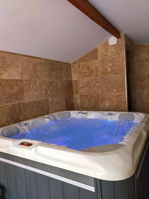 Location de vacances pour 4 personnes, avec Jacuzzi ainsi que Terrasse et Jardin à Cavignac
