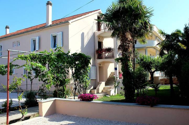 Ferienwohnung für 8 Personen, mit Balkon und Terrasse in Sukosan