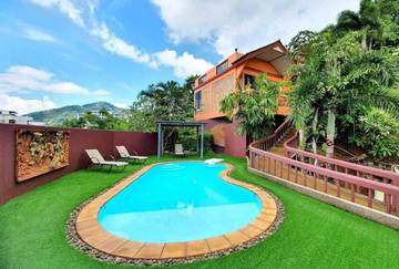 Chambre d’hôte pour 4 personnes, avec vue ainsi que jardin et piscine à Karon Beach