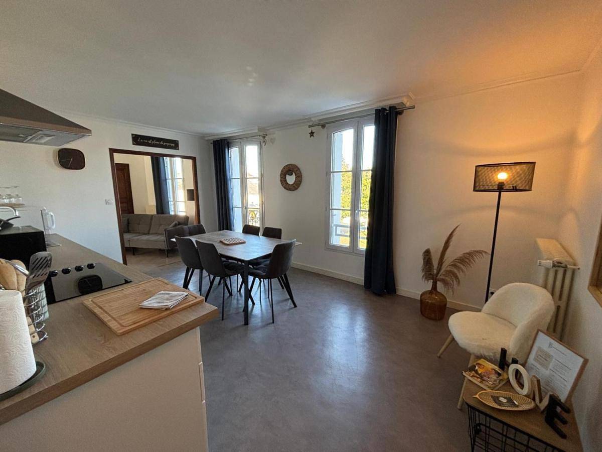 Appartement entier, One-Bedroom Apartment in Doué-la-Fontaine, Vallée de la Loire