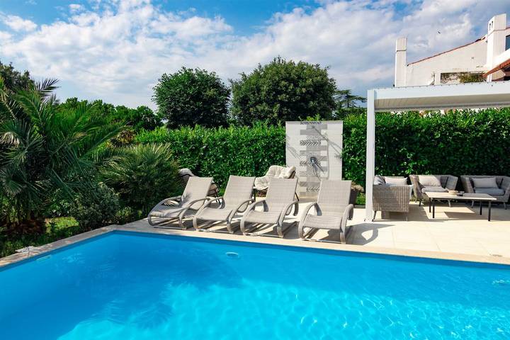 6Bd Villa for 12 with Heated Pool, Jacuzzi, First Row to the Sea in Punat, Krk