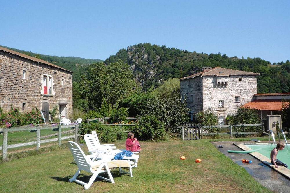 Entire apartment, Rural Pool Retreat in the Hills in Retournac, Massif Central