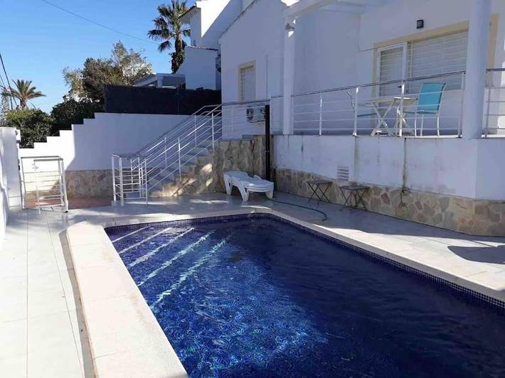Chalet para 6 personas, con piscina y terraza en Campello