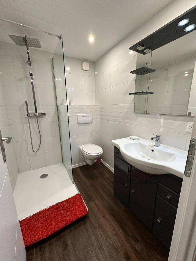 Appartement entier, One-Bedroom Apartment in Reignier-Ésery, Région de Saint-Julien-en-Genevois