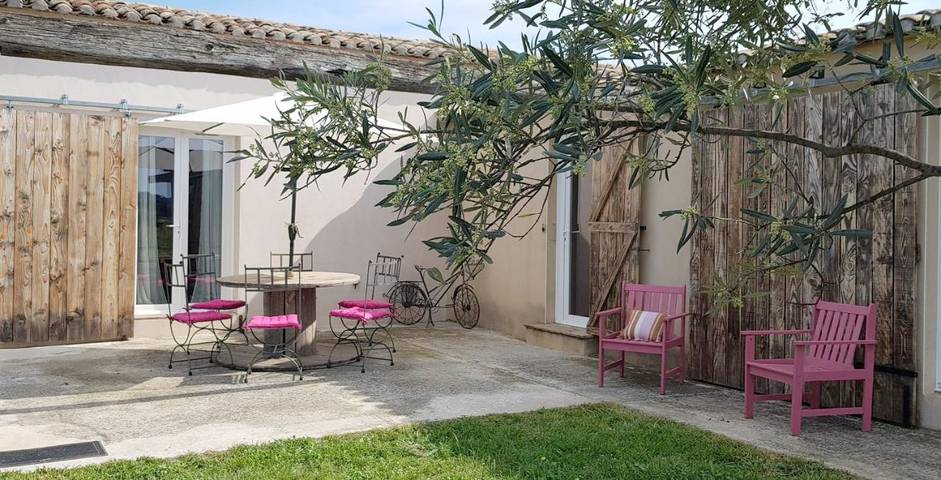 Location de vacances pour 3 personnes, avec jardin et vue à Le Cailar