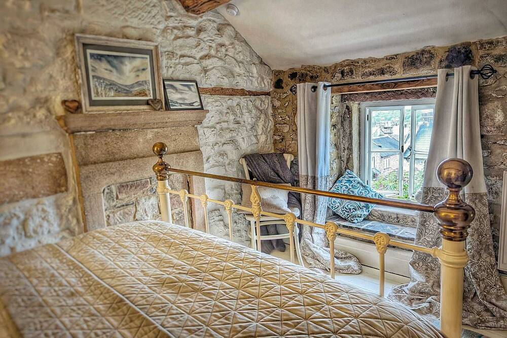Gorgeous romantic cottage retreat, with gardens & Peak District views in Winster, Derbyshire