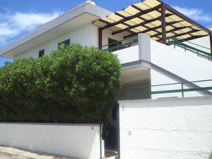 Casa vacanza per 5 persone, con panorama e balcone, adatto a famiglie con bambini in San Foca