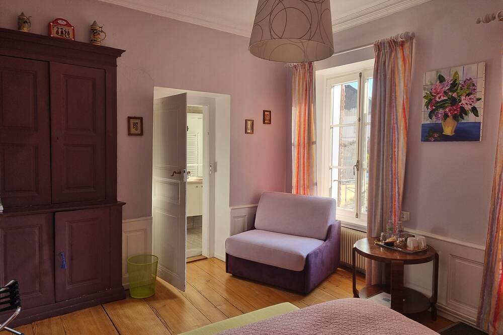Chambre d’hôtes « Cour Du Weinhof - Chambre Hansi » avec terrasse partagée et Wi-Fi in Colmar, Région de Colmar