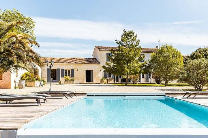 Location de vacances pour 19 personnes, avec Terrasse et Jardin à Chermignac