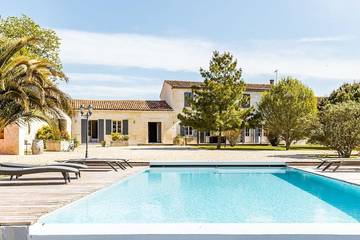 Location de vacances pour 19 personnes, avec jardin à Chermignac