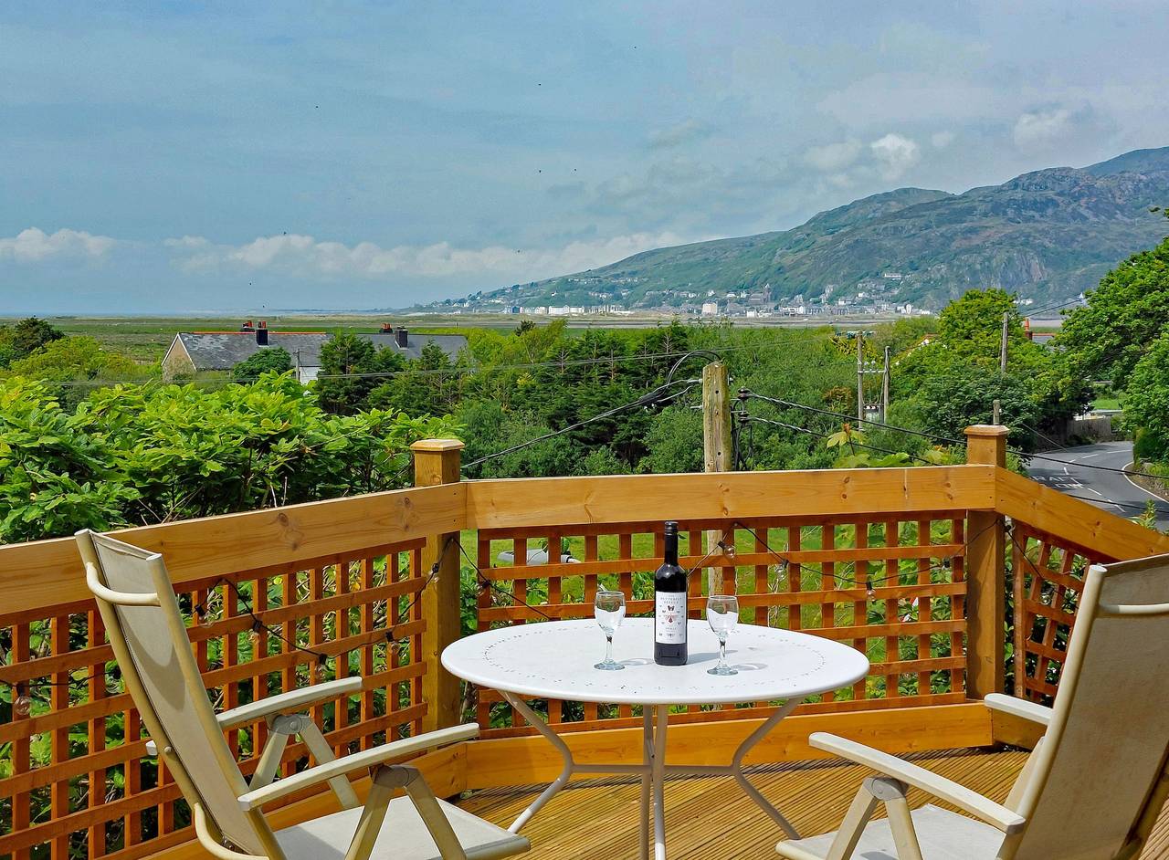 South View Cottage with Terrace and Coastal Views in Fairbourne, Snowdonia