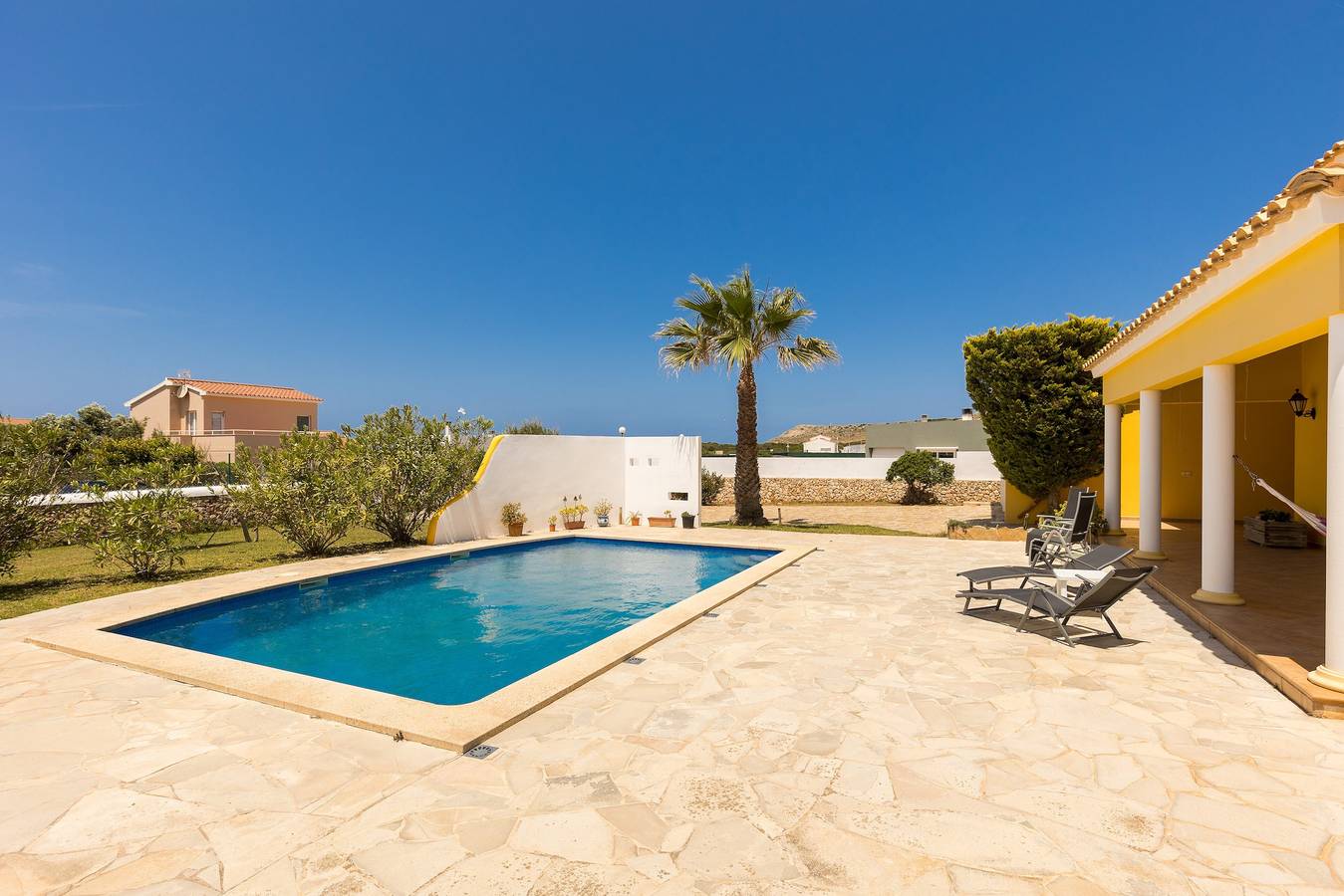 Encantadora villa "Sa Tramuntana" con piscina, balcón, terrazas y jardín in Cala Blanes, Ciudadela