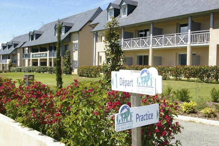 Station pour 4 personnes, avec Balcon et Terrasse ainsi que Jardin et Vue dans Golf Country Club de Bigorre