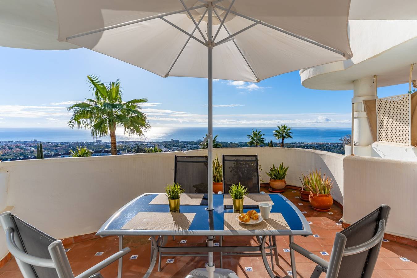 Apartamento entero, Espectaculares vistas al mar pisicna y jardin a225 in Urbanizacion Calahonda, Mijas