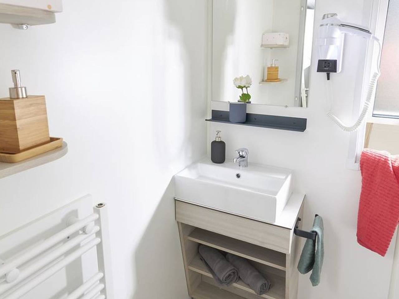 Mobil-home confortable avec terrasse à Saint-Gérons in Saint-Gérons, Région d'Aurillac