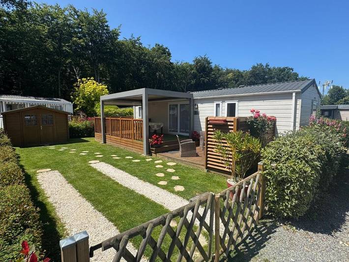 Camping pour 8 personnes, avec terrasse ainsi que piscine et jardin, animaux acceptés à Dinard