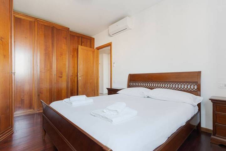 Ganze Wohnung, Cozy 50m2 apartment, perfect for 4 people, located on the 5th floor of a building with lift just 500m from Parco Nord, the largest green area in Milan!At 500m there is the Bruzzano-Parco Nord stop of the S2/S4 suburban train which in just a few stops t in Mailand, Mailand Provinz
