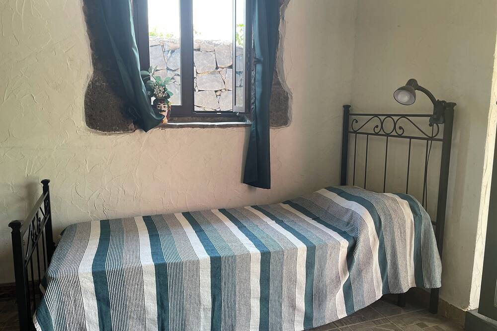Entire apartment, Cosy and character-filled studio apartment with Pool near Beaches Taormina Etna in Fondachello, Catania Province