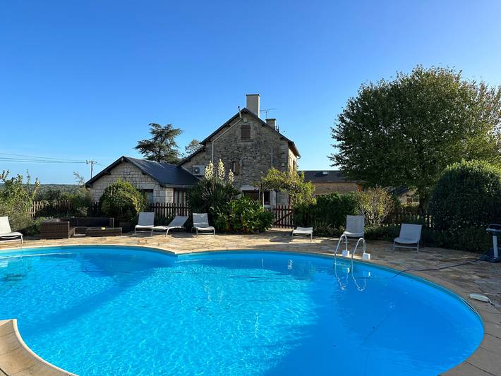 Gîte pour 9 personnes, avec jardin et piscine à Saint-Georges-de-Noisné