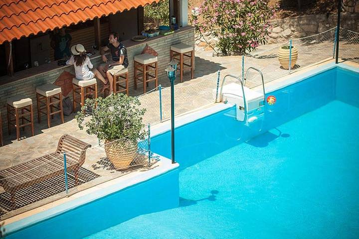 Apartmenthotel für 3 Personen, mit Terrasse und Pool sowie Garten und Ausblick in Chalkidiki