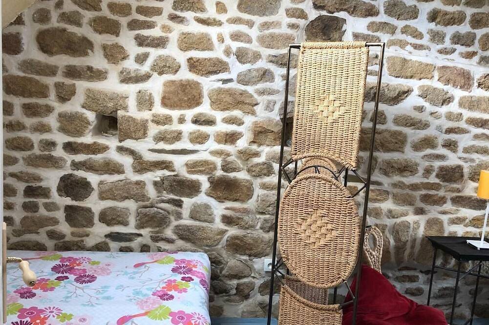 Entire apartment, House of Hydrangeas in Saint-Laurent-de-Terregatte, Avranches region