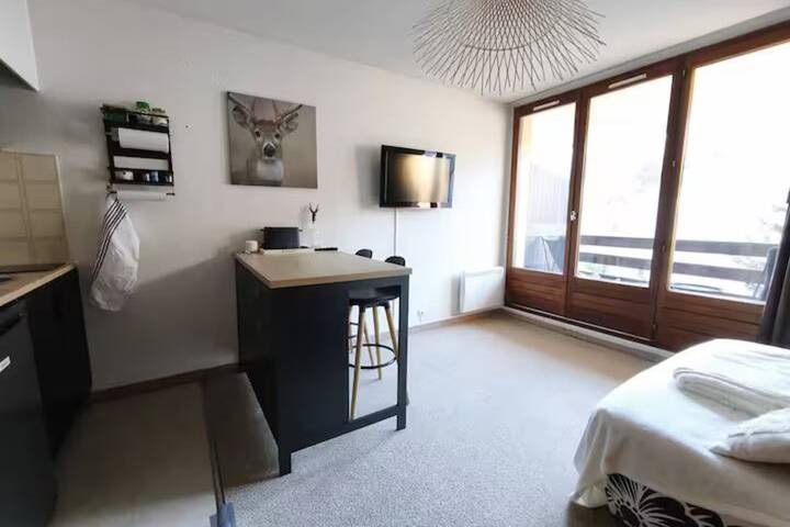 Ganzes Studio, Apartment with Balcony and View in Sauze in Le Sauze, Enchastrayes