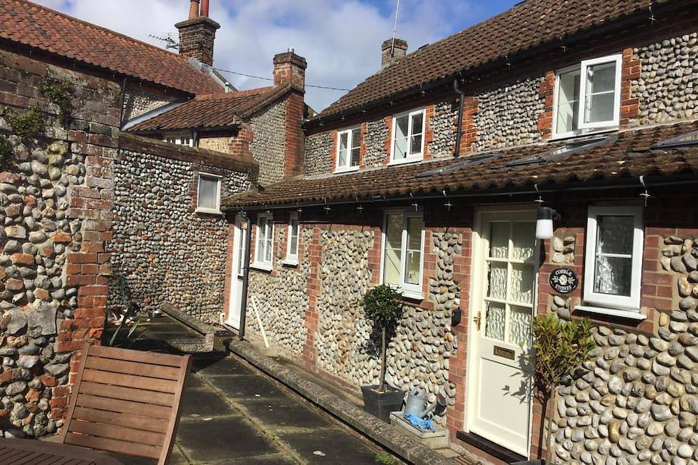 Warm and Cosy Cottage , 150yds from Holt centre with free Parking! Dog friendly in Holt, Norfolk Coast