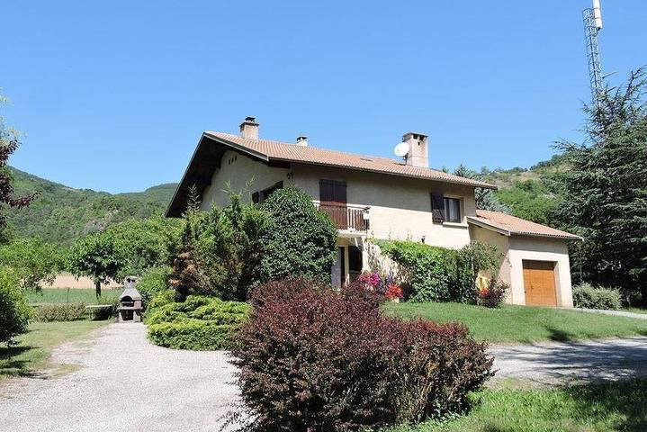Gîte pour 4 personnes, avec jardin à Saint-Étienne-le-Laus