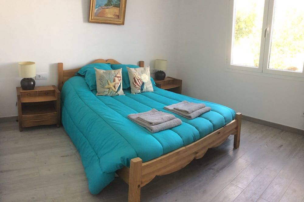 Stylish, spacious and airy, in a quiet area  but close to beach, restos & shops in Binibeca, Sant Lluís