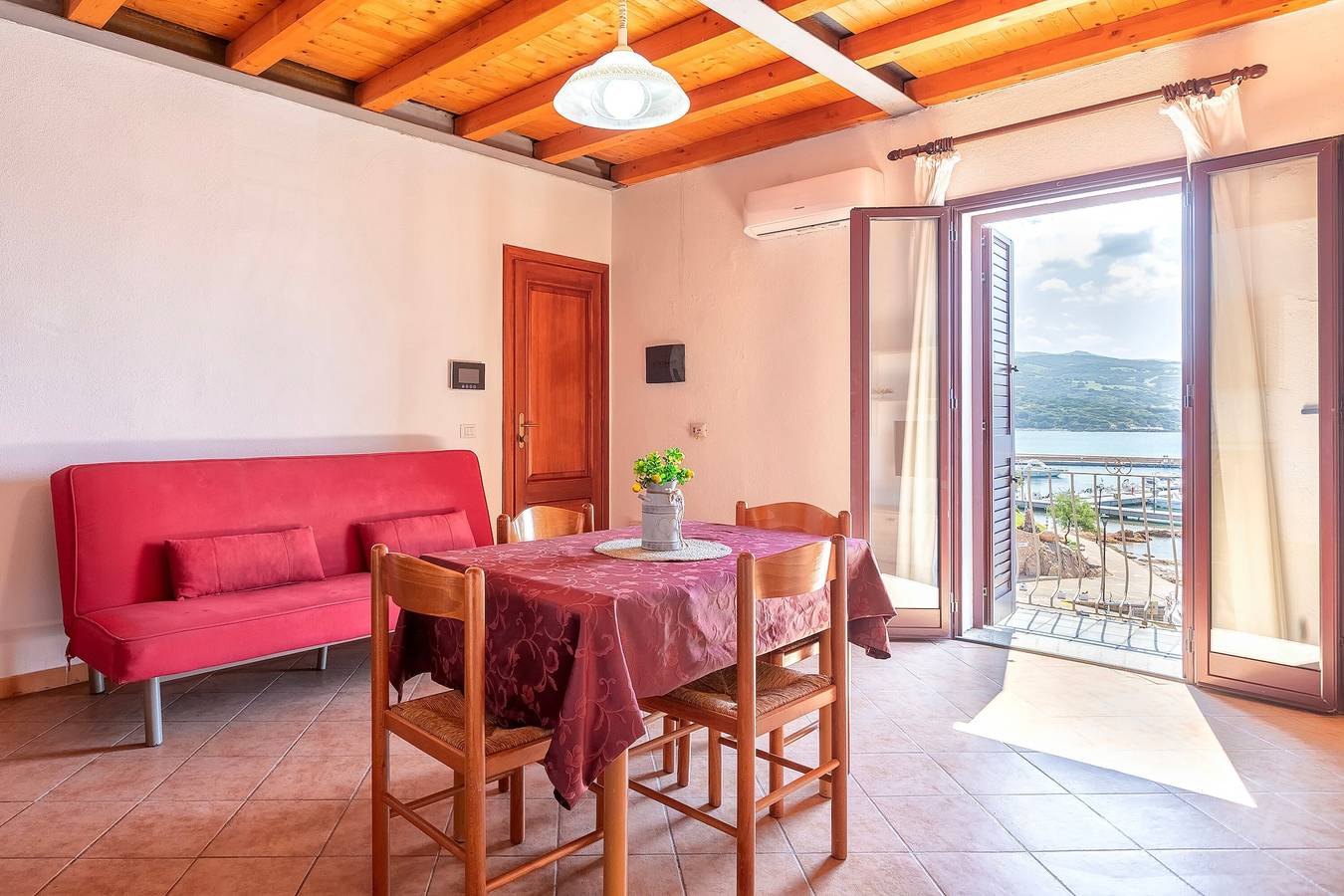 Ganze Wohnung, Apartment 'Vista Porto' mit gemeinsamer Terrasse, Wlan und Klimaanlage in Trinità d'Agultu e Vignola und Umgebung, Olbia-Tempio